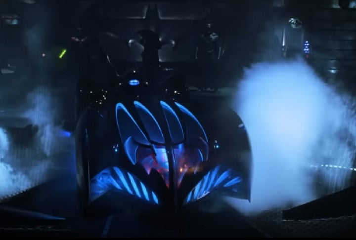 Além de escalar paredes, este Batmóvel tinha o motor e elementos mecânicos expostos, algo único entre os Batmóveis.