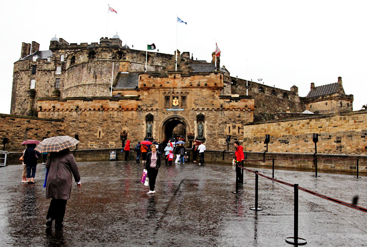 Castelo de Edimburgo - Edimburgo - Escócia. Situado no topo do Castle Rock, é uma das fortalezas mais emblemáticas do Reino Unido. Sua história remonta ao século XII, sendo um importante centro militar e residência real. Hoje, abriga as Joias da Coroa Escocesa e a Pedra do Destino - foi utilizada pela última vez na coroação do Rei Charles 3º.