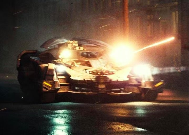 Equipado com canhões, lança-foguetes e sistemas de defesa avançados, este Batmóvel era idealizado para combate pesado e missões de infiltração.