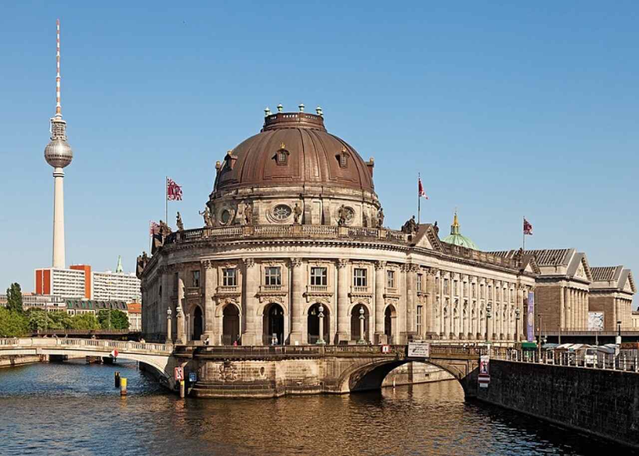 Ilha dos Museus (Museumsinsel) - Descrição: A Ilha dos Museus, um Patrimônio Mundial da UNESCO, abriga cinco dos mais importantes museus de Berlim, incluindo o Pergamonmuseum e o Altes Museum - Localização: Spreeinsel, no rio Spree - Referências Históricas: Os museus, construídos entre 1830 e 1930, abrigam coleções de arte e arqueologia de valor incalculável