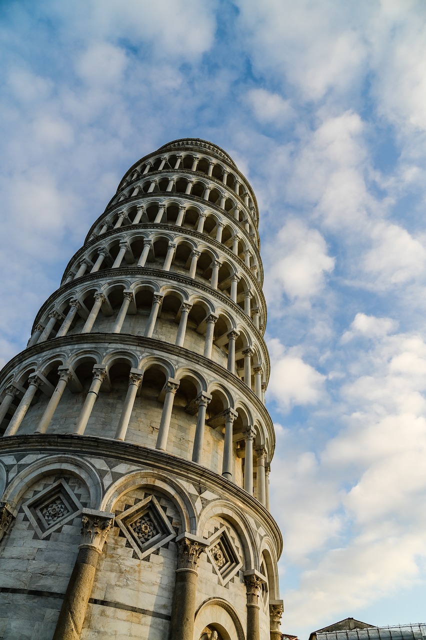 No ano de 1838, uma obra de restauração atingiu um lençol freático e inundou toda a base da Torre de Pisa. Quase um século depois, o ditador, Benito Mussolini, ordenou que aplicações de cimento fossem postas junto ao alicerce, mas o monumento seguiu torto.