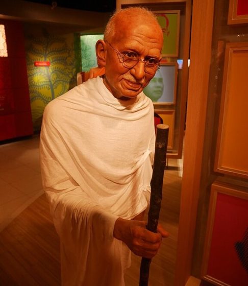 Geralmente, há áreas dedicadas a estrelas de cinema, figuras históricas, ícones da música, atletas famosos, políticos e até personagens de filmes e séries. 