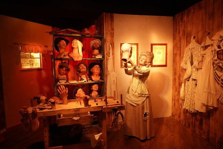 Em várias das unidades, por exemplo, há uma réplica diferente da própria Marie Tussaud, criadora do museu.