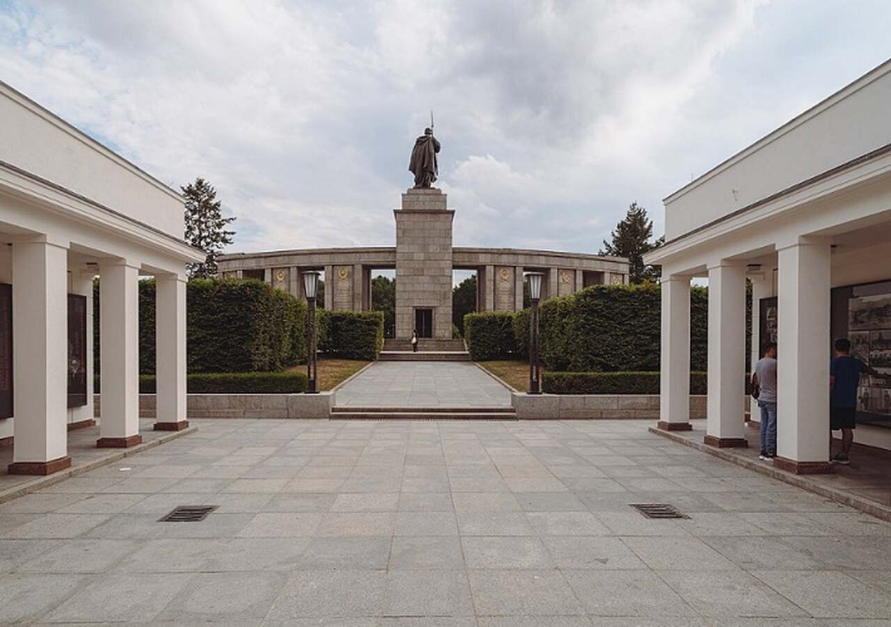 Memorial de Guerra Soviético no Tiergarten - Descrição: Este memorial, inaugurado em 1945, homenageia os soldados soviéticos que morreram durante a Batalha de Berlim. Está localizado no parque Tiergarten, perto do Portão de Brandemburgo - Localização: Tiergarten - Referências Históricas: Um importante símbolo da vitória soviética sobre o nazismo na Segunda Guerra Mundial