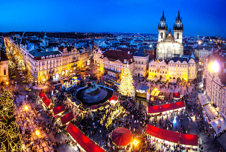 Praça da Cidade Velha - Praga - República Tcheca. A praça é um ponto central e histórico da capital tcheca. Destaca-se pelo Relógio Astronômico (Orloj), que encanta os visitantes com seu espetáculo mecânico de figuras históricas a cada hora. Além de ser um importante centro cultural e histórico, a praça frequentemente sedia eventos e celebrações.