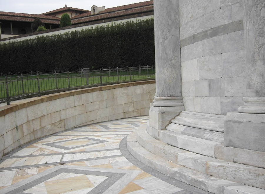 Durante a Segunda Guerra Mundial na campanha da Itália, a Força Expedicionária Brasileira em uma missa na catedral, com a imagem de Nossa Senhora Aparecida, cantaram o hino brasileiro quando se rompeu um forte bombardeio aéreo perpetrado por forças do Eixo.