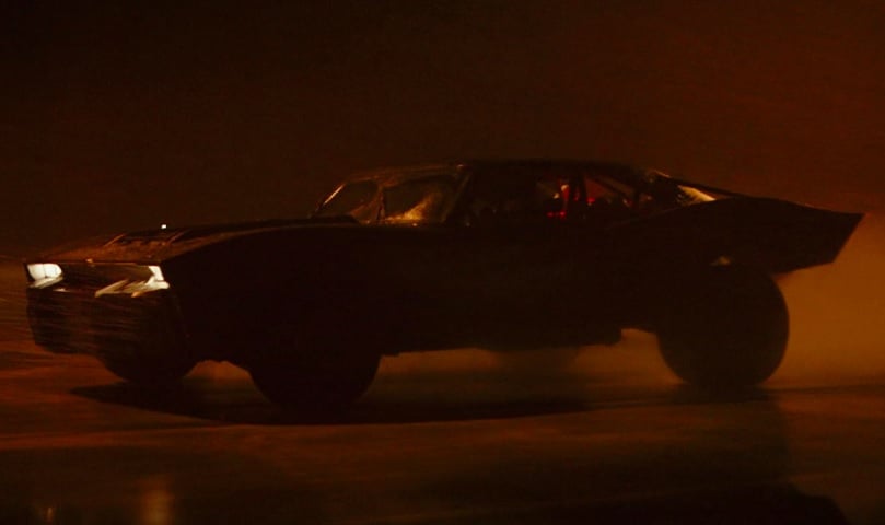 Inspirado nos clássicos muscle cars americanos, tem uma abordagem mais crua e industrial, com um visual mais realista, que combina bem com o tom noir e investigativo do filme.