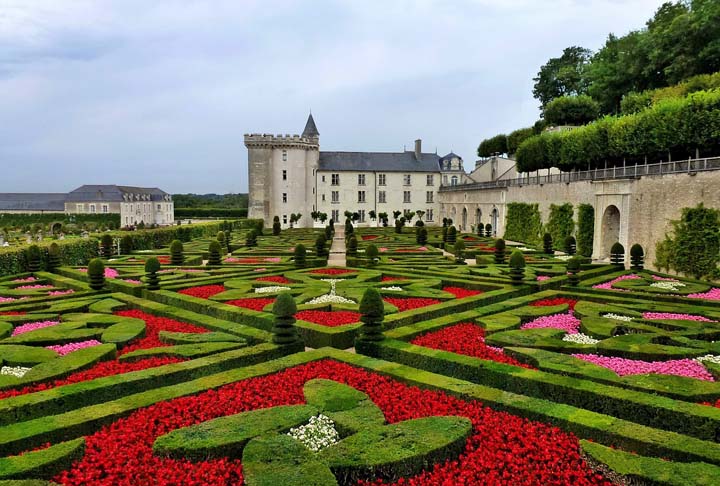 O Château de Villandry, na França, possui três jardins e sua composição artística é um diferencial, graças à união de elementos desconexos, capricho técnico, simetria dos detalhes, além do formato de um labirinto. Inaugurado no século 16, foi inspirado em projetos renascentistas italianos. 