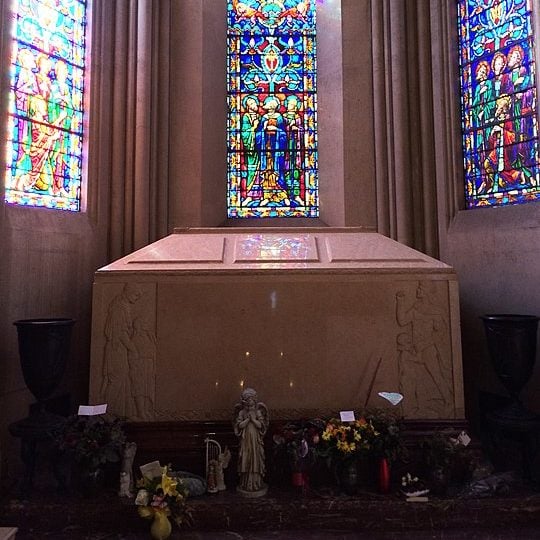 Michael morreu em 25 de junho de 2009, vítima de uma parada cardiorrespiratória. Ele chegou a ser levado para o hospital, mas, na verdade, já havia morrido em casa. Na foto, seu mausoléu no cemitério Forest Lawn Memorial Park, na Califórnia.  