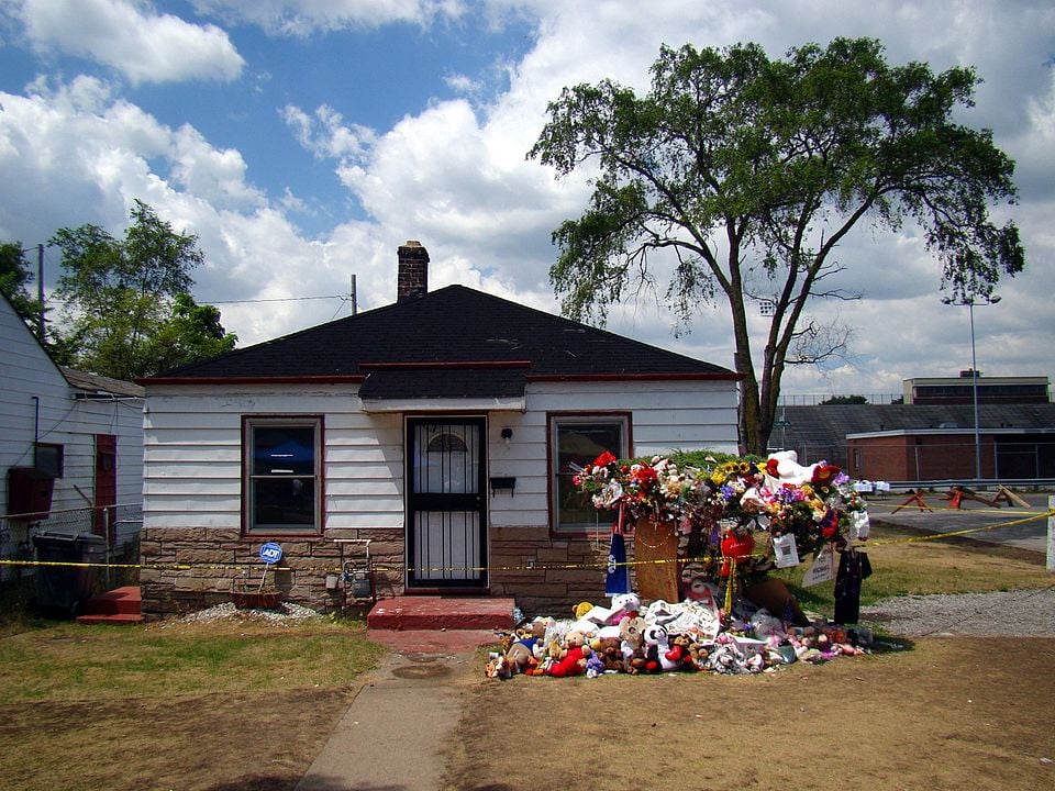 A casa onde a família viveu durante a infância de Michael Jackson, em Indiana, recebe flores dos fãs até hoje em homenagem ao ídolo. 