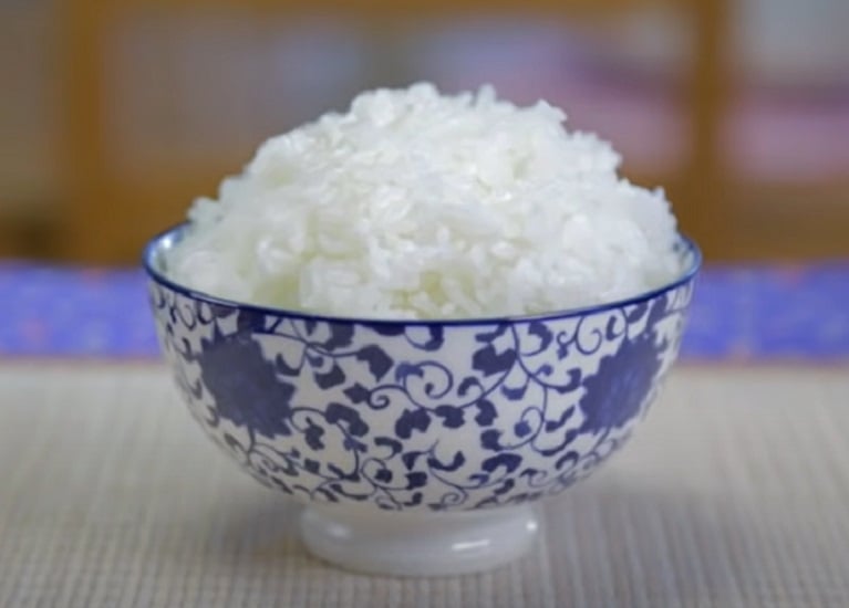Arroz Cateto ou Japonês- Caracterizado por grãos curtos e arredondados, é rico em amido, com textura pegajosa quando cozido.