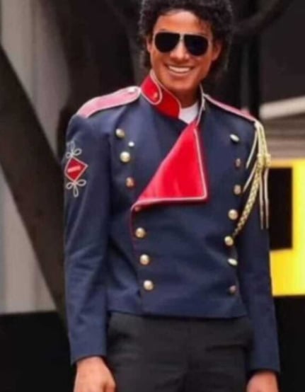 E o papel de Michael está justamente com Jaafar, que é incrivelmente parecido com o tio. Recentemente, ele foi fotografado por fãs que destacaram essa semelhança com o ídolo. 