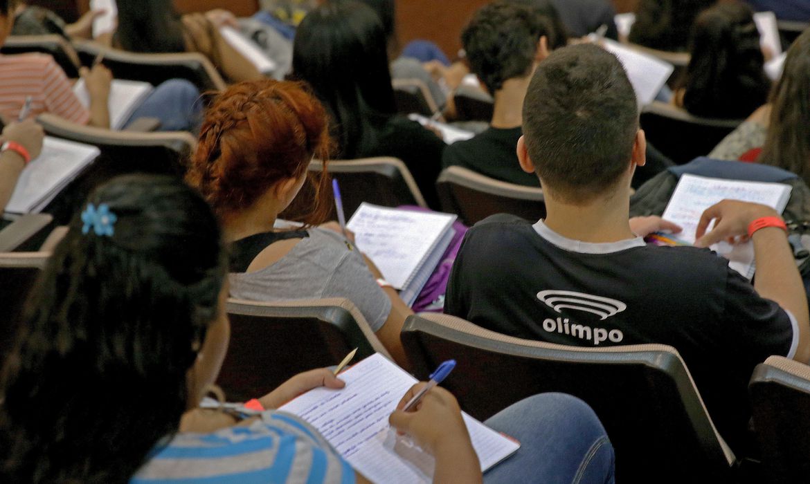 Em 2015, as notas do Enem viram critério para o financiamento do Fies. O Fundo de Financiamento Estudantil é um programa do governo brasileiro que oferece financiamento a juros baixos para estudantes cursarem o ensino superior em instituições privadas.