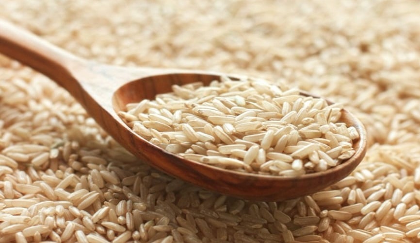 Arroz integral- Como mantém a casca, preserva fibras, vitaminas e minerais. Os grãos mais escuros e com textura firme  proporcionam saciedade prolongada, graças ao farelo presente. É uma escolha saudável, agregado a vegetais grelhados e proteínas magras. Seu consumo é significativo na Índia e na  China, entre outros países.