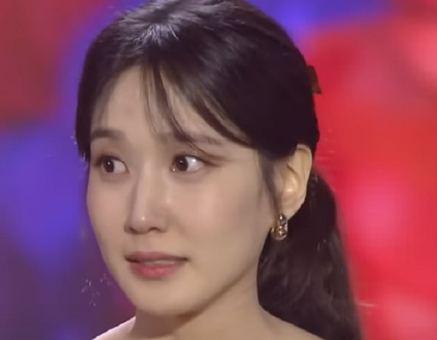 Park Eun-bin é uma atriz sul-coreana talentosa, famosa por seus papéis em dramas como Do You Like Brahms? (2020) e O Rei de Porcelana (2021). Sua atuação convincente e carisma a tornaram uma das atrizes mais queridas do público, mostrando seu potencial em diversas produções.