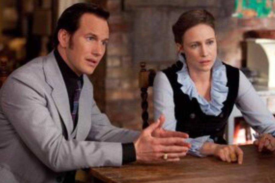 Os filmes mostram ações de Ed e Lorraine Warren, que são investigadores paranormais de renome mundial chamados para ajudar famílias aterrorizadas por uma presença maligna em suas residências.