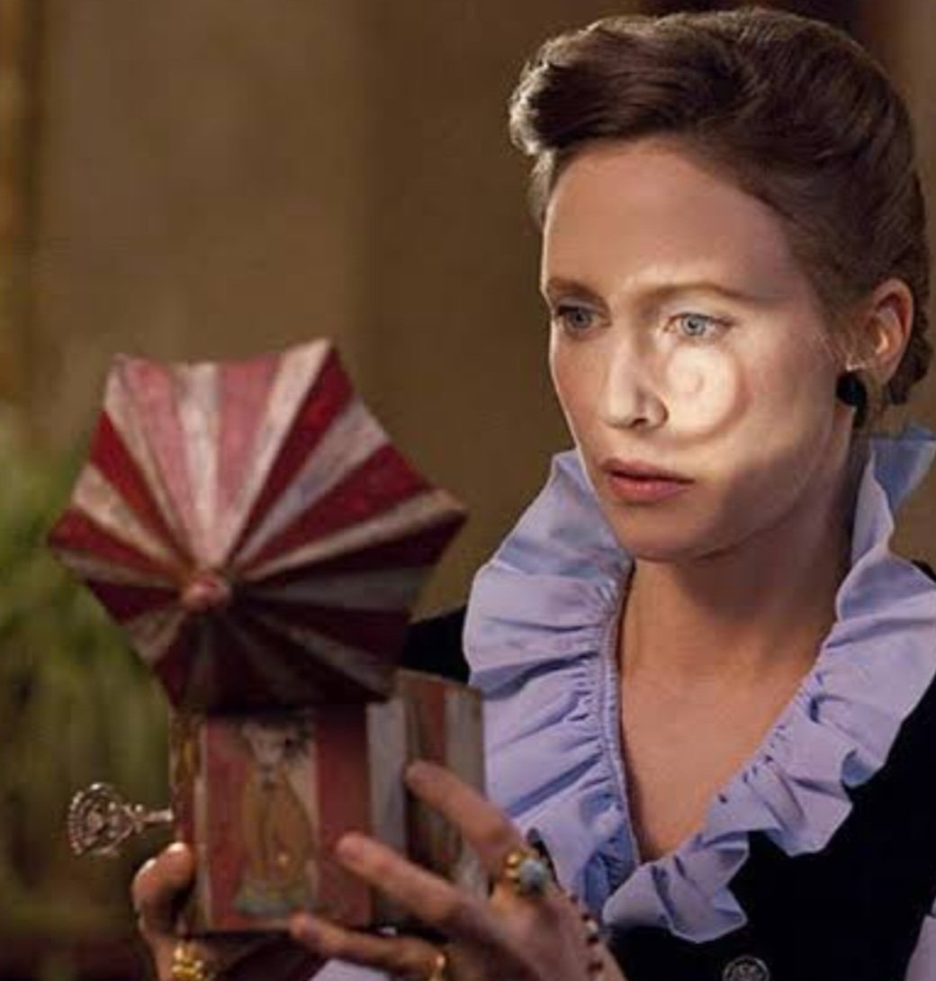 Vera Farmiga completou 51 anos em 6/8. Relembre a seguir a história, a carreira e os principais filmes da atriz.