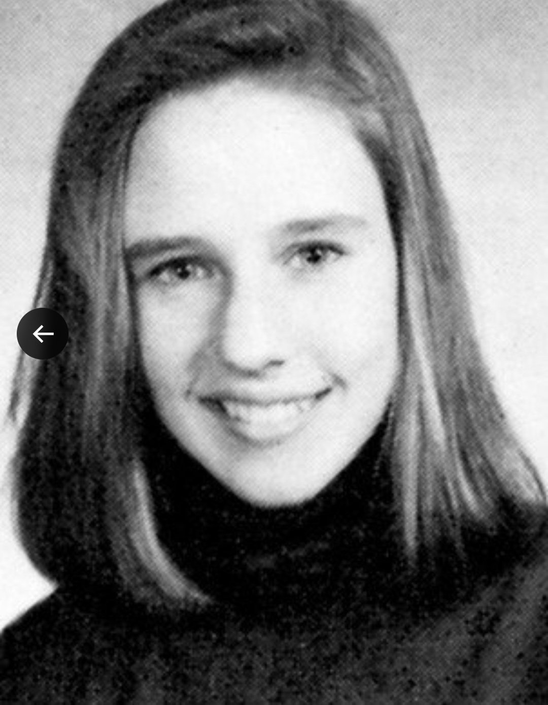 Aos seis anos de idade, ela aprendeu a falar inglês. Cursou o colegial na Hunterdon Central Regional High School, onde participou do clube de teatro e se formou em 1991. Depois, estudou Belas Artes na Syracuse University até 1995.
