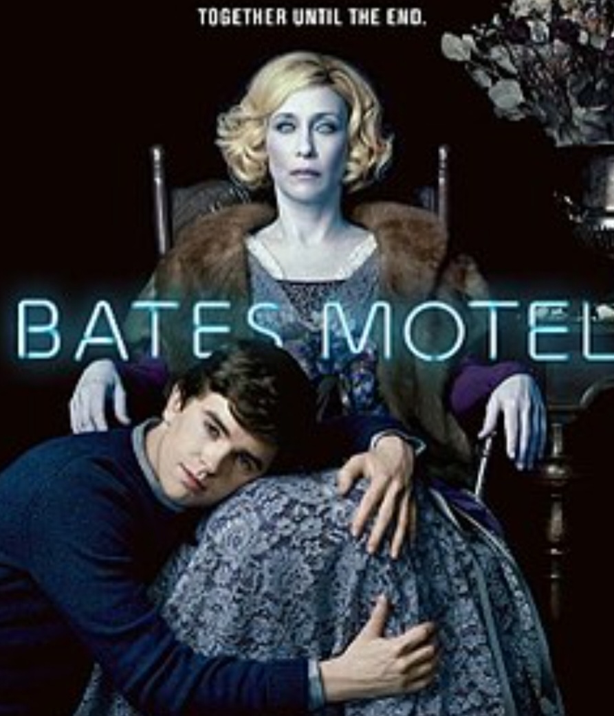 Bates Motel, uma série dramática que foi lançada em 2013, conta a história de Norman Bates (Freddie Highmore) antes dos acontecimentos do clássico do suspense Psicose (1960), de Alfred Hitchcock.