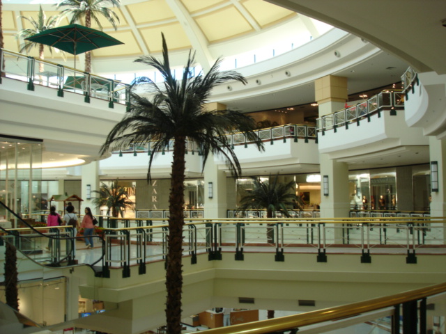  Iguatemi também é nome de shopping. O de São Paulo é um dos locais mais valorizados do país. Em 2013, chegou a ser o endereço mais caro da América do Sul. 