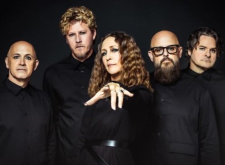 Vera Farmiga, atriz versátil muito conhecida por seus trabalhos em filmes e séries de terror (“A Órfã” e “Invocação do Mal”), exibe agora seu talento como cantora metaleira na banda The Yagas. 
