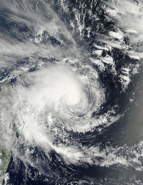 Calcutá - Em 11/10/1737, provocou ondas  gigantes, de até 13 metros de altura, no rio Hooghly, no delta do sagrado rio Ganges, na Índia. O ciclone circulou por 300 quilômetros no continente antes de se dissipar. Cerca de 350 mil pessoas morreram.
