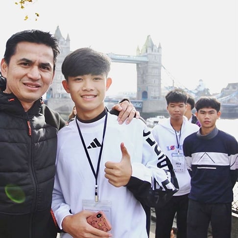 O jovem foi encontrado desacordado no seu quarto, na Inglaterra, e morreu dias depois, em fevereiro de 2023. A BBC, rede britânica de televisão, confirmou a notícia com amigos de Duangpetch Promthep. 