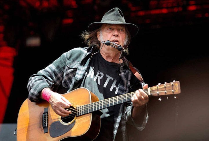 Neil Young, 78 anos: O músico e compositor canadense dono de hits como Hey, Hey, My, My e He Was The King cancelou uma turnê que faria em 2024 por conta de problemas de saúde de alguns músicos da banda. 