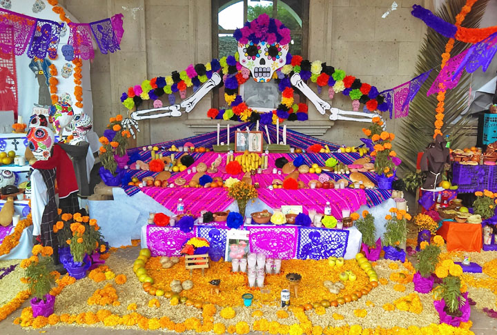 A crença é que, no dia 2/11, as almas dos falecidos retornam ao mundo dos vivos para visitar suas famílias, e a recepção é feita com altares decorados com flores, comidas e objetos que a pessoa amava em vida. Dessa forma, a tristeza pela perda é substituída pela alegria do reencontro.