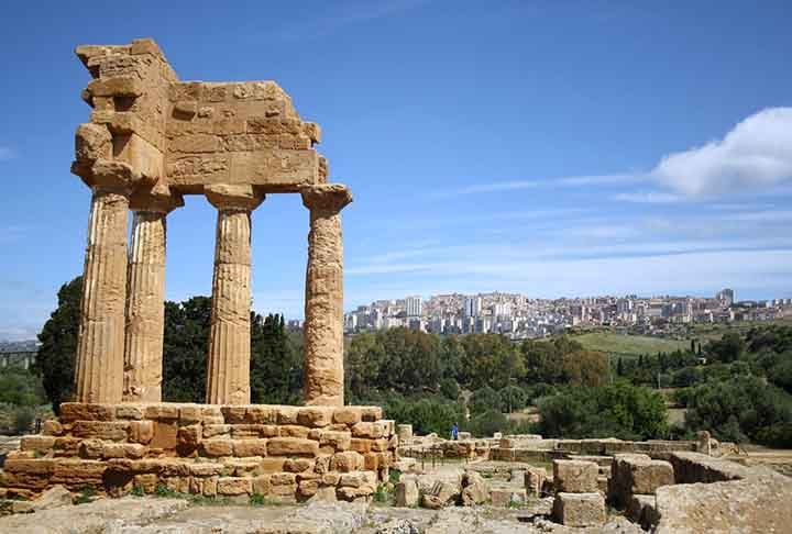 Hoje, Agrigento é famoso pelo Vale dos Templos, um conjunto de templos dóricos, incluindo o Templo da Concórdia, um dos mais conservados do mundo.