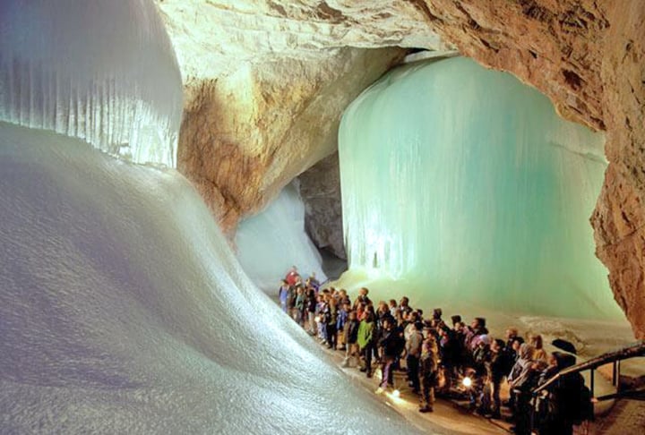 Localizada a cerca de 40 km da cidade de Salzburgo, famosa por ser a terra natal do compositor Mozart, a caverna foi descoberta em 1879, é rica em magnésio e hoje também recebe turistas.  