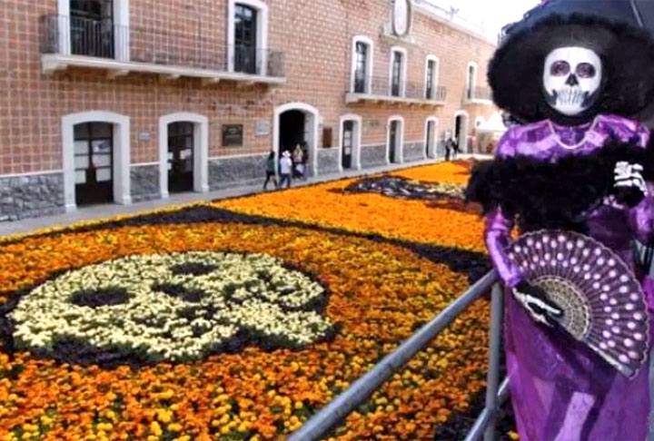 A comemoração do ciclo da vida e da morte seria uma herança dos astecas, povos que faziam cerimônias exibindo crânios de parentes mortos. Com o tempo, a cerimônia ganhou elementos católicos, mas manteve a base que é a celebração dos ancestrais. 