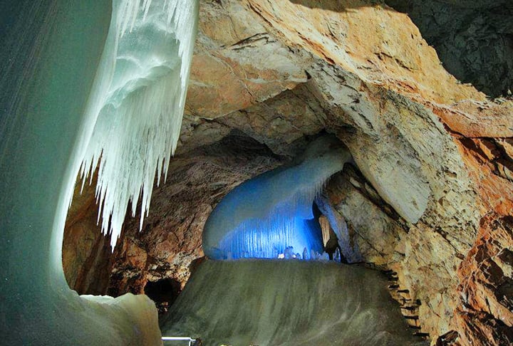 A Eisriesenwelt, na Áustria, é reconhecida como a maior caverna de gelo do mundo. Ela tem 42 km de extensão e fica no alto da Montanha da Áustria.