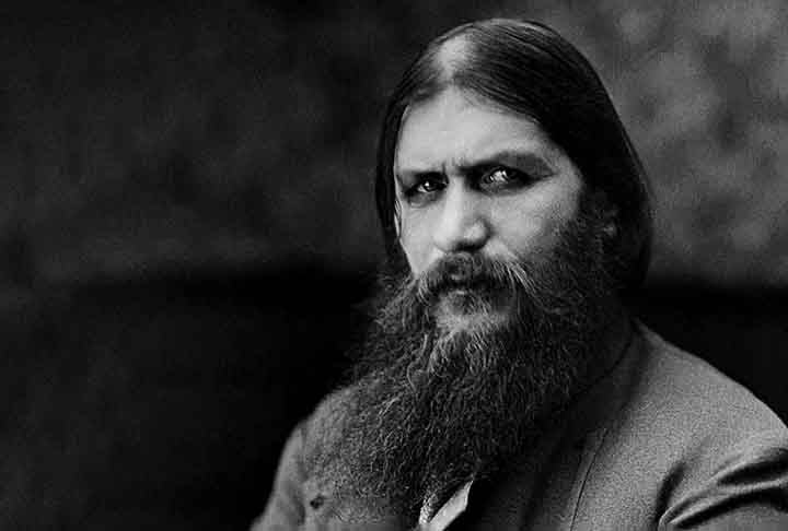 Rasputin (História da Rússia) - Embora não seja um mago no sentido estrito, Rasputin é frequentemente lembrado como uma figura mística e misteriosa da Rússia. Conhecido por seu papel próximo à família imperial no início do século XX,  foi descrito como  curandeiro e profeta, mas com influência perigosa sobre o czar e a czarina.