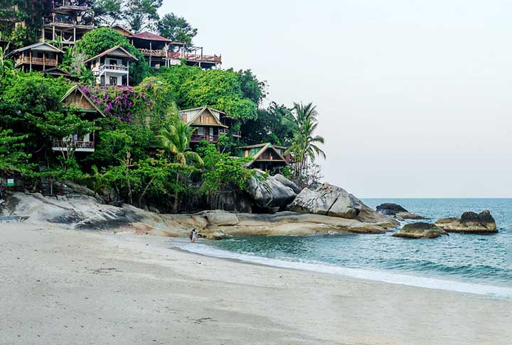 O crime, que chocou a Tailândia pelos requintes de crueldade, ocorreu no dia 23 de agosto de 2023, na ilha turística de Koh Pha Ngan, no sudeste do país asiático. O local é famoso pelas belas paisagens e as festas que costuma abrigar.
