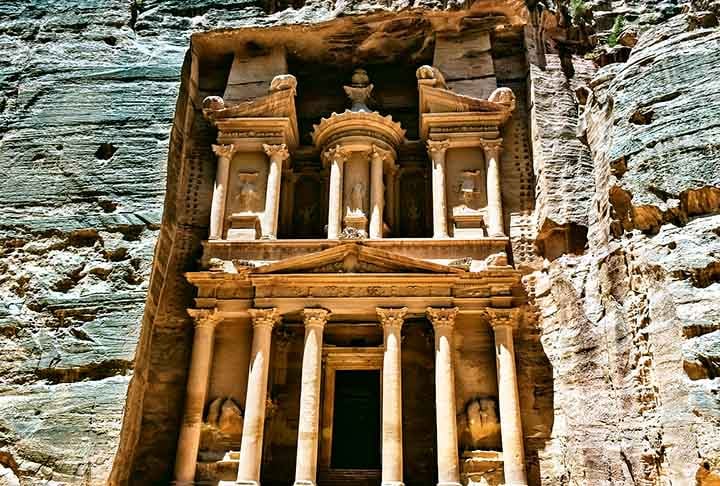 A cidade é mais conhecida por seu edifício mais icônico, o Tesouro (Al-Khazneh), com sua fachada elaboradamente esculpida nas rochas de arenito rosa. Hoje, Petra é um Patrimônio Mundial da UNESCO e uma das Novas Sete Maravilhas do Mundo.