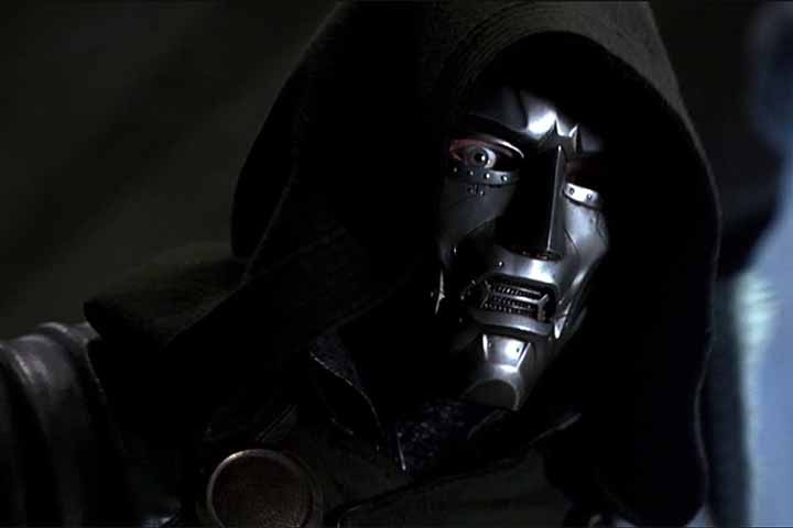 Reed, Susan, Johnny e Ben enfrentam um mensageiro intergaláctico (Surfista Pratrado) que chegou para destruir a Terra. Enquanto o ser enigmático causa estragos, o quarteto heroico também enfrenta o Doutor Destino, que acabou de regressar.