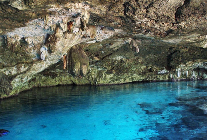 O local também atrai turistas do mundo inteiro. A exploração da região começou na década de 1980, nas redondezas da cidade de Tulum. Essa região também é rica em praias e parques aquáticos. 