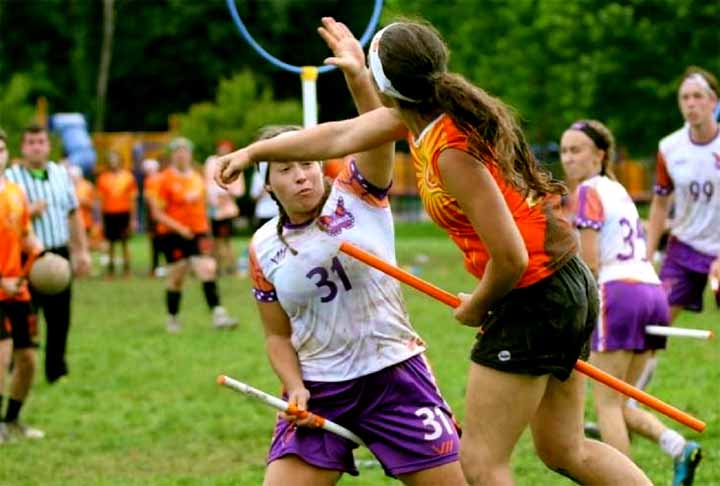 As equipes são compostas por sete jogadores: três artilheiros, dois batedores, um goleiro e um apanhador.