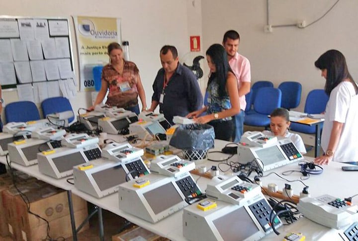 O voto nas eleições, poe exemplo, não valem como prova de vida, ainda que a pessoa tenha que se identificar para ir até a urna e escolher o candidato. 