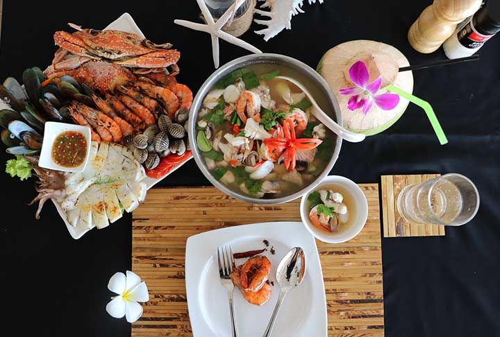 A culinária da Tailândia tem na pimenta um dos seus principais ingredientes. Os pratos costumam combinar o doce e o salgado, sendo o Pad Thai (macarrão de arroz frito) um dos mais famosos.
