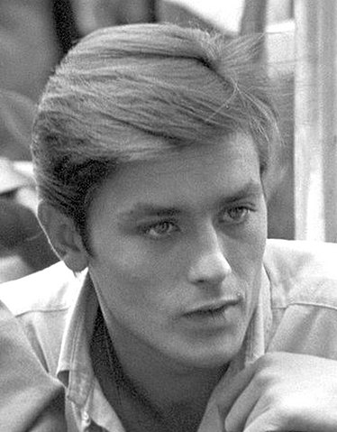 Alain Delon (1935 - 2024) - Ficou mundialmente conhecido em ''O Sol por Testemunha'' e foi um verdadeiro ícone da beleza nas décadas de 60 e 70, ganhador do prêmio César e homem de negócios. 