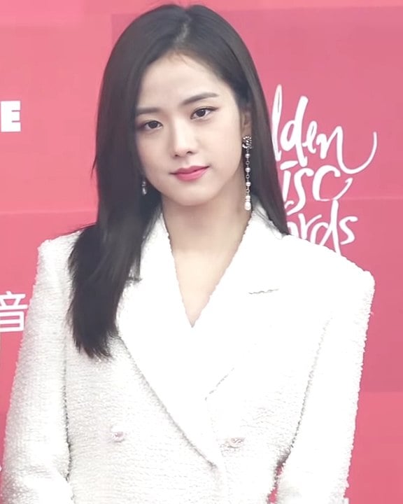 Kim Ji-soo é uma das integrantes da banda feminina BLACKPINK. Ela é conhecida por sua habilidade vocal e carisma no palco. Ji-soo também se destaca como atriz, participando de dramas como Snowdrop (2021) - ela estreou nas telinhas em 2015.