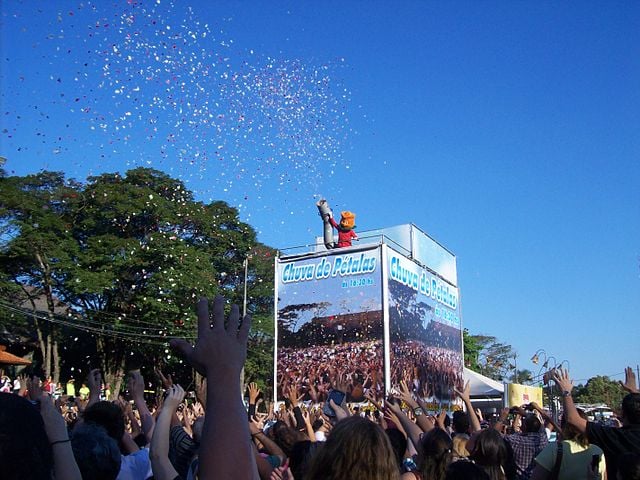 O principal evento do calendário de Holambra é a Expoflora, a maior exposição de flores da América Latina. Em um mês de festa, a cidade recebe cerca de 300 mil visitantes, aproximadamente 30 vezes o número total de habitantes. E a chuva de pétalas de flores é um dos destaques. 