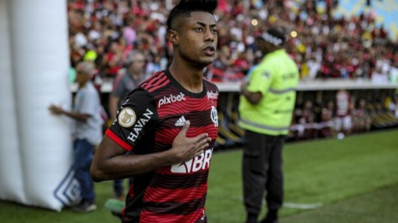 Atacante Bruno Henrique, do Flamengo, encerrou um processo na Justiça sobre falsidade ideológica e uso de documento falso