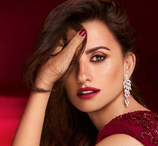 Em entrevista à Elle Espanha, a atriz Penélope Cruz falou sobre como a experiência da maternidade transformou sua perspectiva de vida e influenciou sua relação com a carreira artística. 