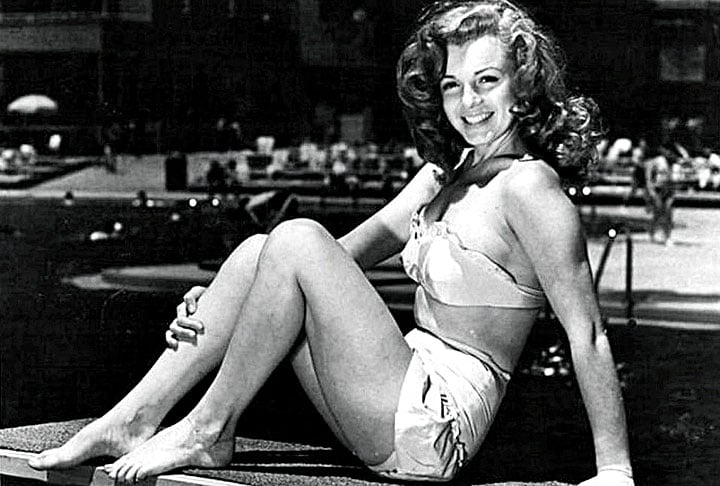 Marilyn Monroe - Em 2021, Madonna posou para ensaio da revista de moda V Magazine em tributo à estrela do cinema no século XX.  
