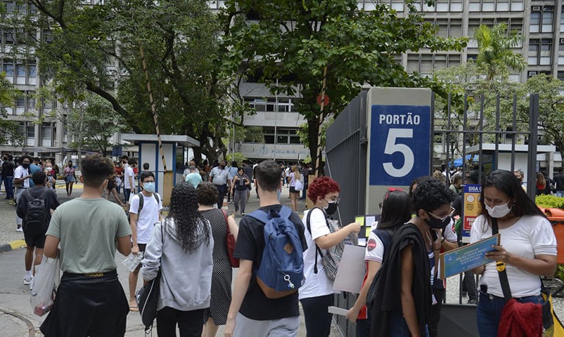 Em 2010, o Sistema de Seleção Unificada (Sisu) passa a aceitar a nota do Enem no seu programa de seleção — a plataforma do governo permite aos estudantes concorrer a vagas em universidades públicas de todo o país usando a nota do Enem.