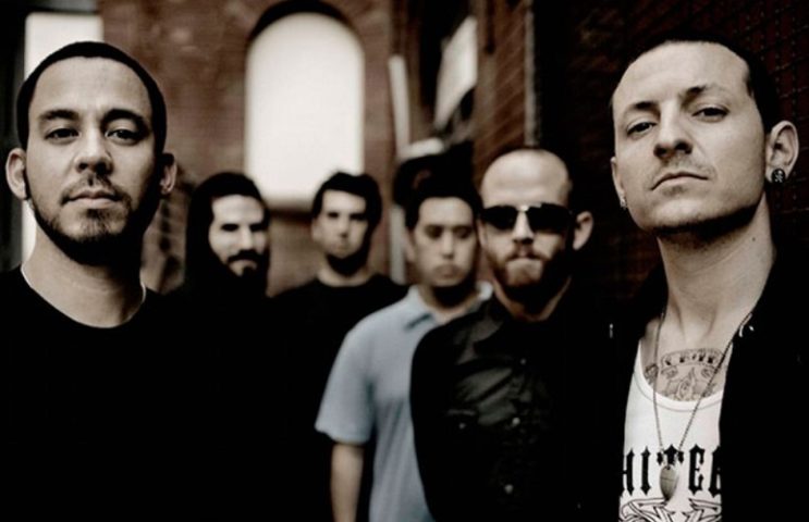 Nessa época, bandas como Korn, Slipknot e Linkin Park (foto) incorporaram elementos de outros gêneros, como rap, industrial e música eletrônica.