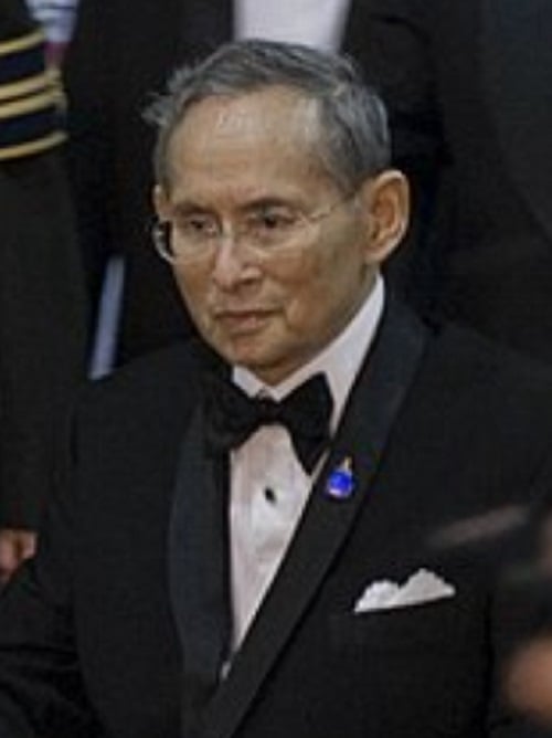 Bhumibol Adulyadej (70 anos no trono)- Chamado Rama IX, reinou por mais de sete décadas até sua morte em 2016, desempenhando um papel central na estabilidade política e no desenvolvimento da Tailândia. 